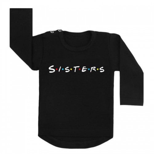 Shirt sisters friends stijl. Wij zijn nog steeds friends fan, dus dit moesten we maken! Dit shirt is gemaakt van 100% katoen en trekt makkelijk aan door de twee drukkers aan de zijkant van de halsopening. Je kunt kiezen voor de kleuren zwart, wit, grijs en voor de variaties longsleeve, of t-shirt!