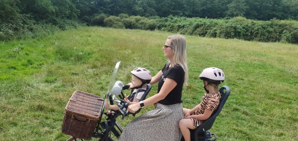 Mamablog Veilig fietsen met kinderen. Voorkomen dat ik val met de fiets kan ik niet, voorkomen dat mijn dochters er ernstige blijvende schade aan overhouden wel. Lees hier mijn overwegingen!